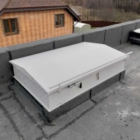 Люк для выхода на кровлю Небоскреб противопожарный EI60 утепленный с терморазрывом - вид сверху закрыто